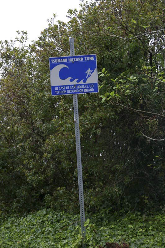 Tsunami warning sign, Oregon (vertical) - Geology Pics