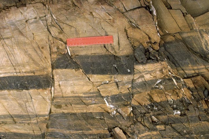 right-and-left-lateral-faults-in-siltstone-geology-pics