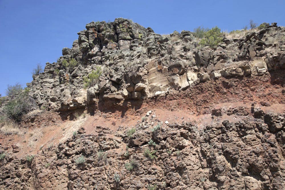 Paleosol between 2 basalt flows washington geology pics