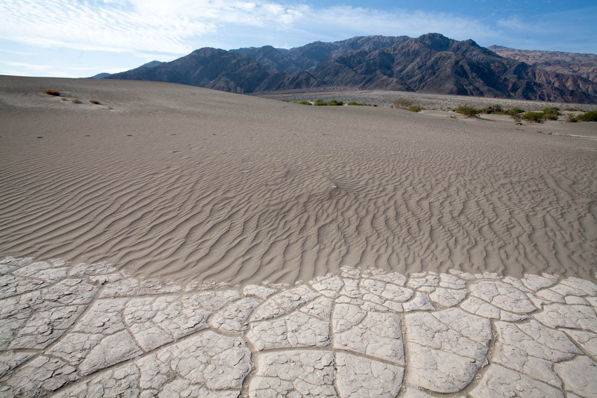 windblown-sand-and-mudcracks-death-valley-ca-geology-pics