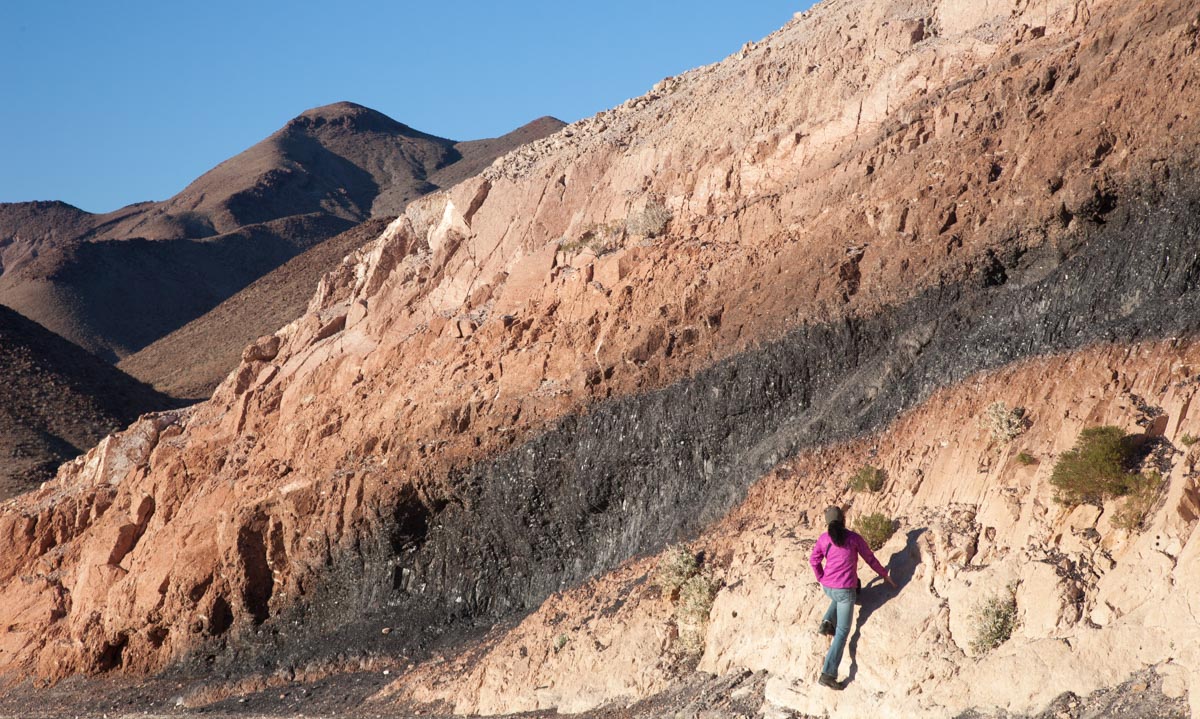 Vitrophyre near base of ash flow tuff, California – Geology Pics