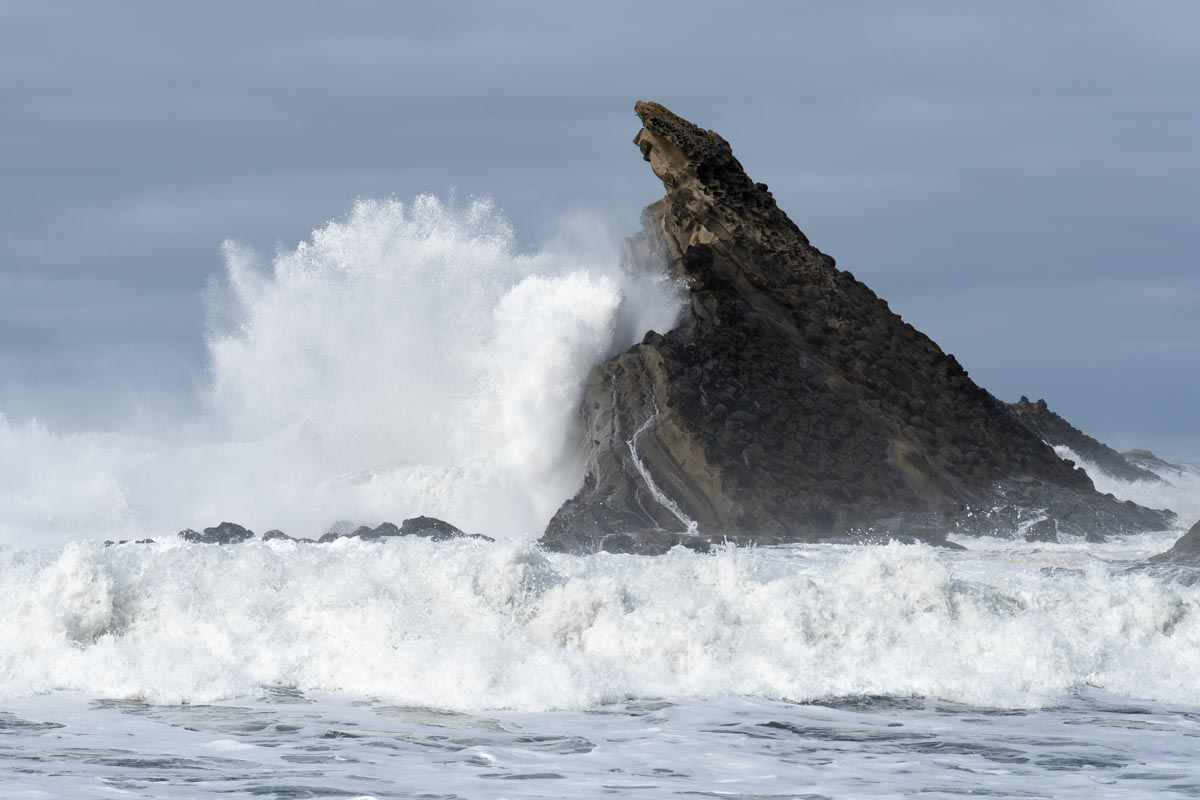 Breaking wave and sea stack, Oregon – Geology Pics